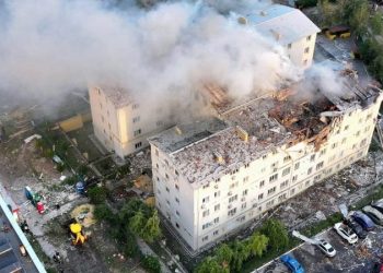 Russian drone strikes kill 7 in Kharkiv during Zelenskyy’s White House meeting with Trump