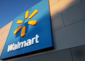 Bargain hunters drive Walmart sales and outlook higher